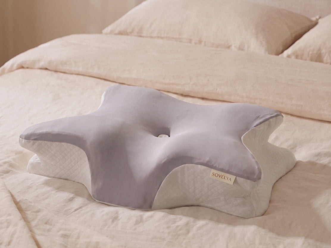 Démonstration : la mousse à mémoire de forme reprend sa forme, puis l'oreiller est retourné